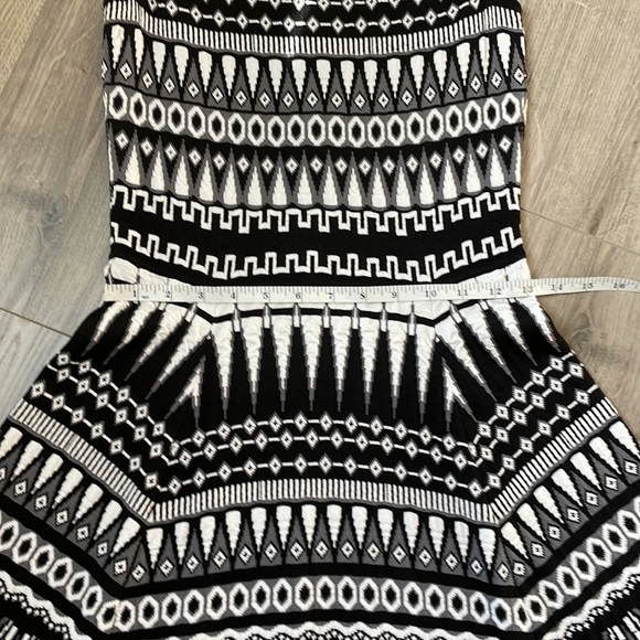 Milly Geometric Print Stretchy Knit Sleeveless  Dress with rose gold  Zipper. - Picture 10 of 10